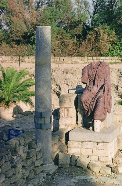 Zerstörte Säule und Statue von Roman